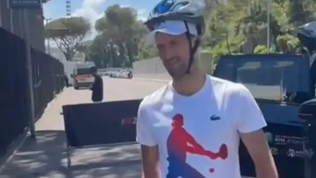 Djokovic apareció con un casco en la cabeza