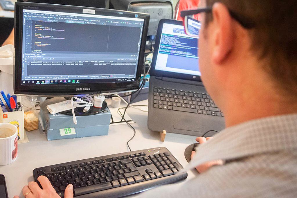 El sector de software e informática ofrece carreras cortas con salida laboral. Foto: Ignacio Blanco.