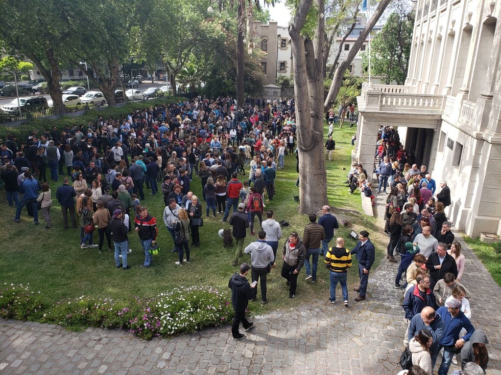 Una imagen de archivo de argentinos votando en Chile (Télam) 