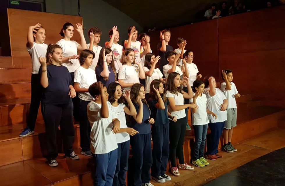 Ni inglés, ni portugués: aprendieron Lengua de Señas en una escuela de Mendoza