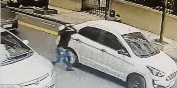 Video: Violento ataque de motochorros a una mujer de 73 años en Recoleta