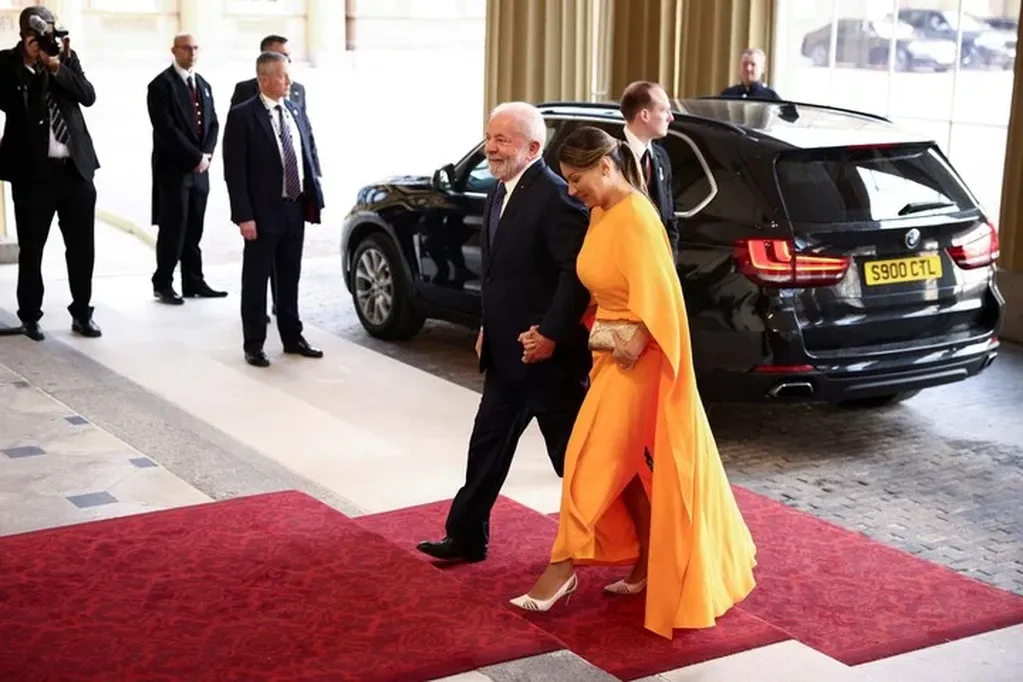 El presidente de Brasil, Lula da Silva, y la primera dama de Brasil, Rosangela "Janja" da Silva, llegan a la recepción del rey Carlos. Foto: Clarín