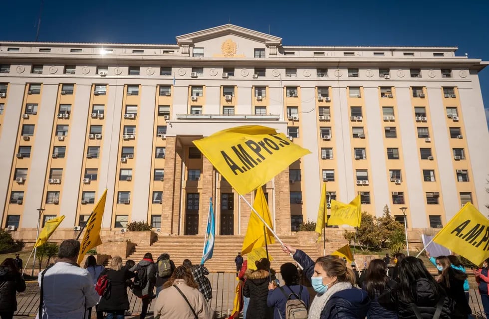 Trabajadores de la salud protestarán por las calles de Mendoza y Casa de Gobierno reclamando aumento salarial.

Foto: Ignacio Blanco / Los Andes