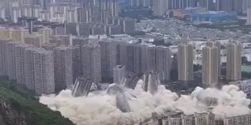 Impactante video: el momento exacto en que demolieron 15 edificios de gran altura en China