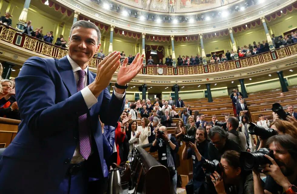 El presidente del Gobierno en funciones, Pedro Sánchez, aplaude al término de la segunda jornada del debate de investidura, este jueves en el Congreso de los Diputados en Madrid.  (EFE)