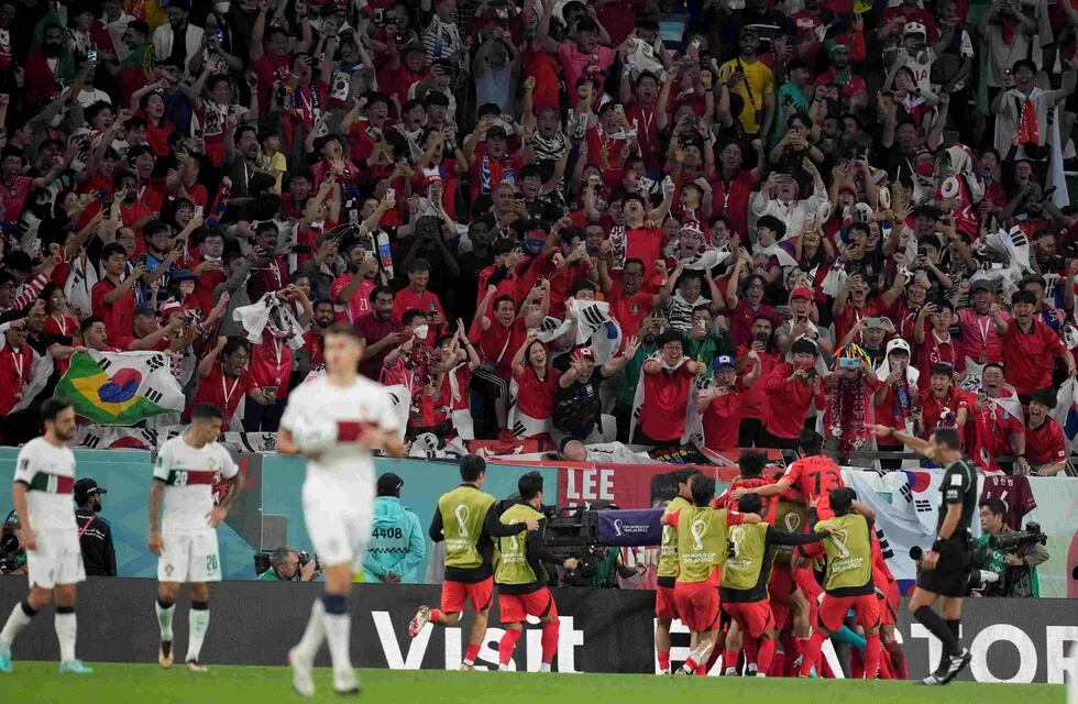 El festejo de los jugadores coreanos tras el gol de Hwang Hee-chan, en tiempo adicional, ante Portugal.