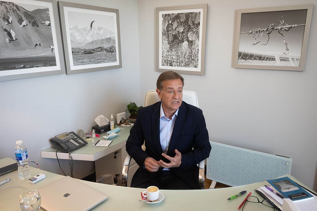 Entrevista al Gobernador de la provincia de Mendoza Rodolfo Suarez en su despacho de la casa de Gobierno. Foto: Ignacio Blanco / Los Andes