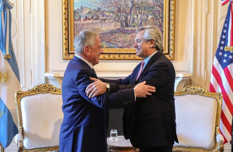 El embajador de los Estados Unidos en la Argentina, Edward Prado, junto al presidente Alberto Fernández en un encuentro protocolar al inicio de la gestión.