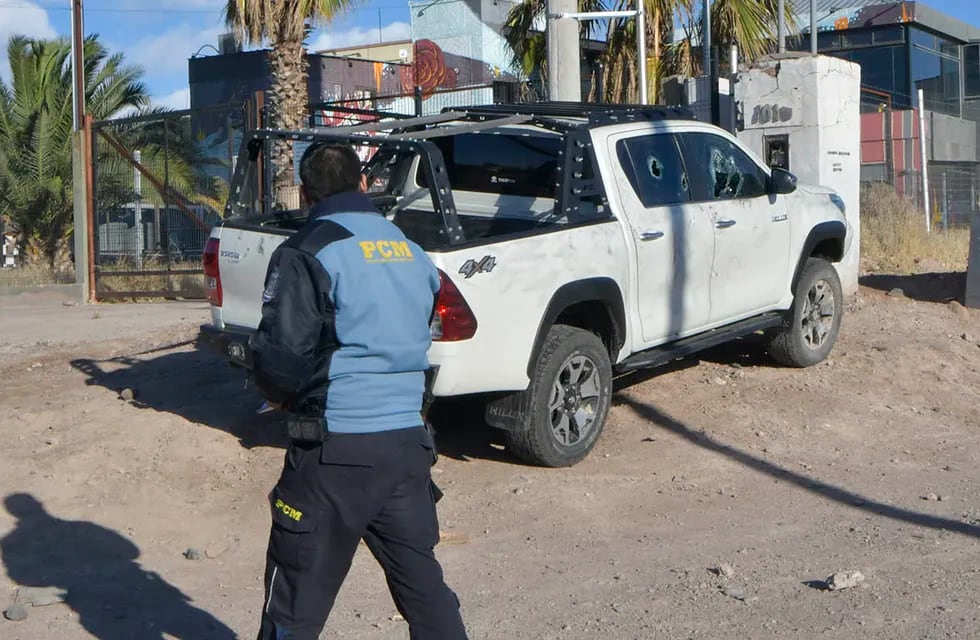 Policía Científica trabajando en el lugar horas después de la agresión. En esa camioneta se movilizaba la víctima. Orlando Pelichotti/Los Andes