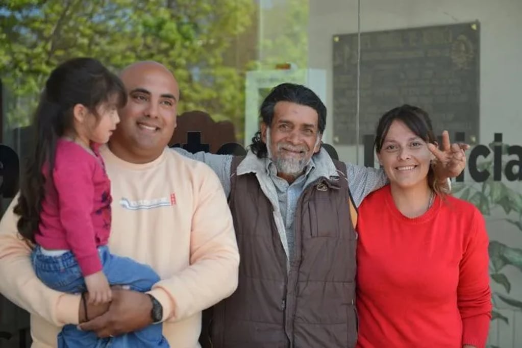 Miguel junto a la familia Bustamante. Foto: Info Ya!