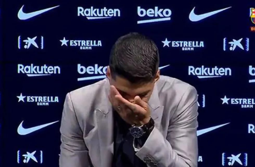 Llorando, el talentoso delantero uruguayo le dijo adiós a todo Barcelona. / gentileza