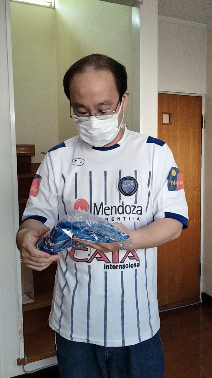 El japonés más mendocino del mundo recibió una camiseta del Tomba y otros regalos que llegaron de Mendoza. Foto: Gentileza @NagoyaArgentina