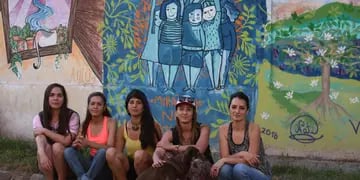 Unas 40 artistas conforman una agrupación que interviene murales para visibilizar los reclamos de las mujeres a la vista de toda la sociedad