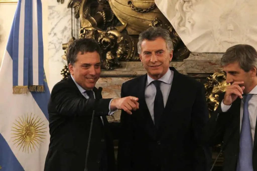 Economía. El presidente Mauricio Macri, rodeado por el ministro de Hacienda, Nicolás Dujovne, y el de Finanzas, Luis Caputo.