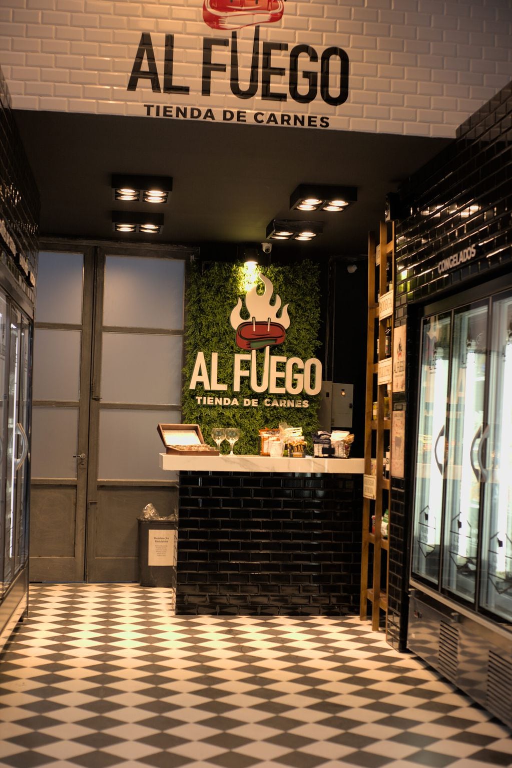 Este nuevo establecimiento, ubicado en Avellaneda y Belgrano de la Ciudad de Mendoza, ocupa uno de los locales comerciales que se construyeron en el lugar donde anteriormente funcionaba la estación de servicio Nogales.