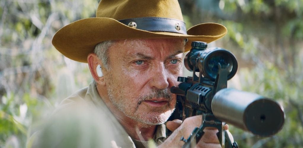 Udo Kier interpreta al jefe de un grupo de cazadores que busca acabar con Bacurau. 