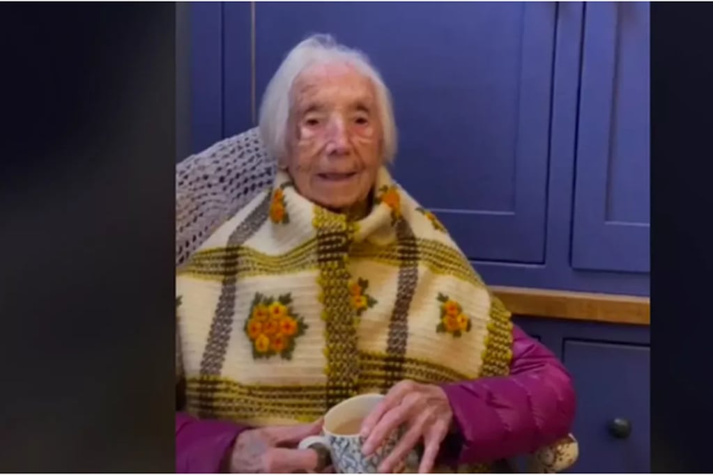 La mujer de 110 años es reconocida por ser a más longeva de su país y ahora se volvió furor en las redes.