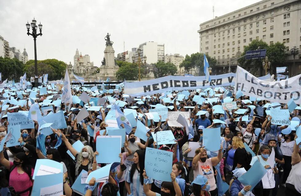 Miles de personas frente al Congreso de la Nación para protestar contra la legalización del aborto en Argentina.
