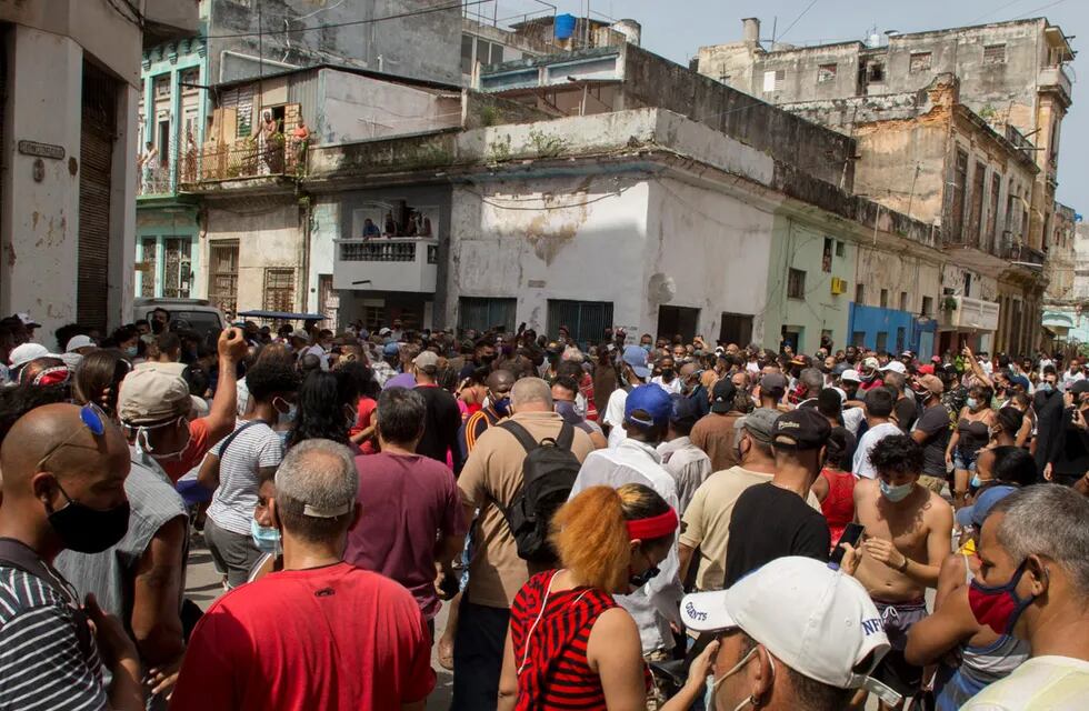 Cientos de manifestantes salieron a las calles en varias ciudades de Cuba para protestar contra la actual escasez de alimentos y los precios elevados de los productos. (AP)