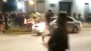 Video: atropelló a una joven y se fugó tras una pelea frente a un boliche en Santa Fe