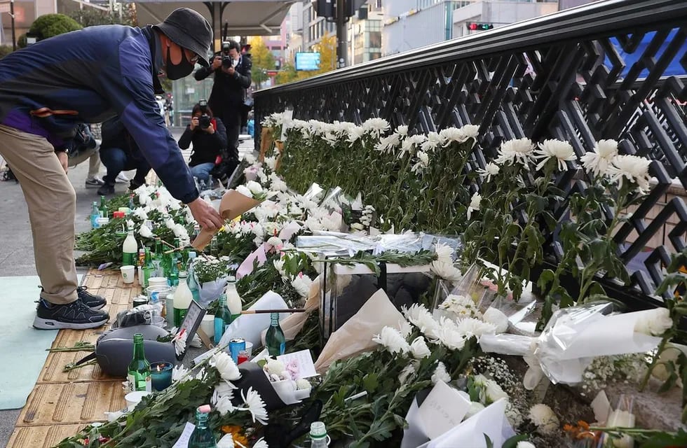 Ciudadanos dejan arreglos florales en recuerdo de las víctimas fatales de la avalancha humana ocurrida durante los festejos de Halloween en Seúl, Corea del Sur.