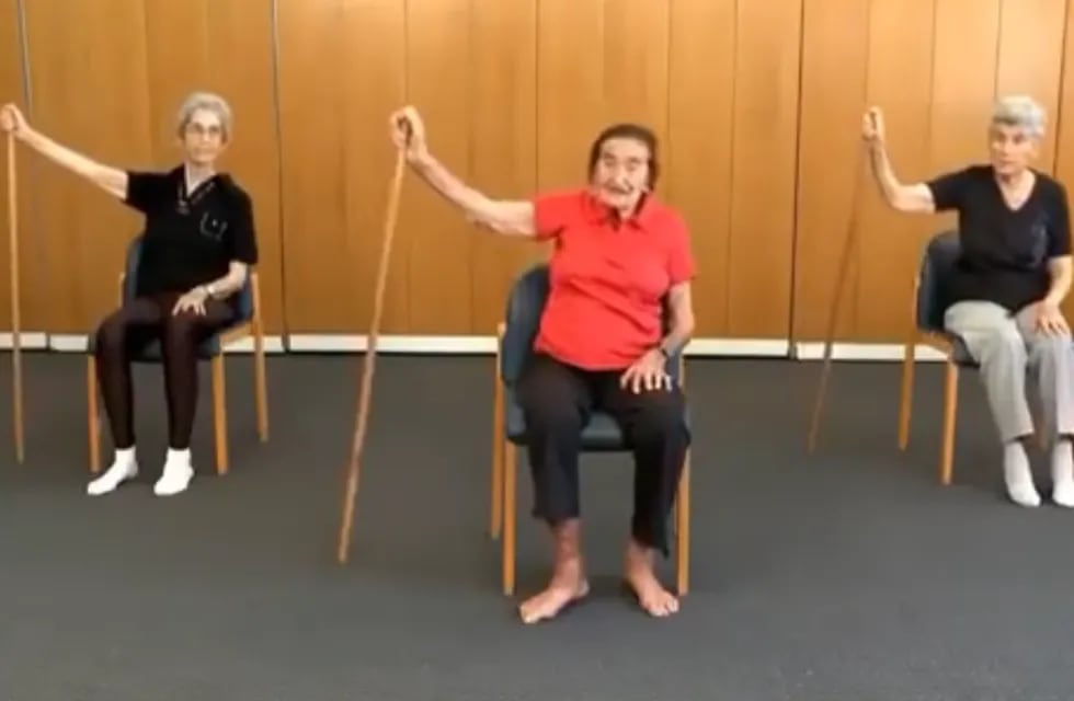 Hacen ejercicio desde una silla.
