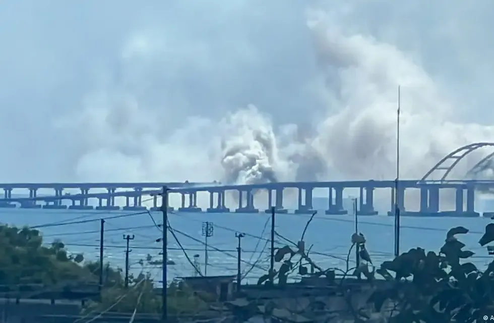 Humo sobre el puente de Crimea (12 de agosto de 2023).
