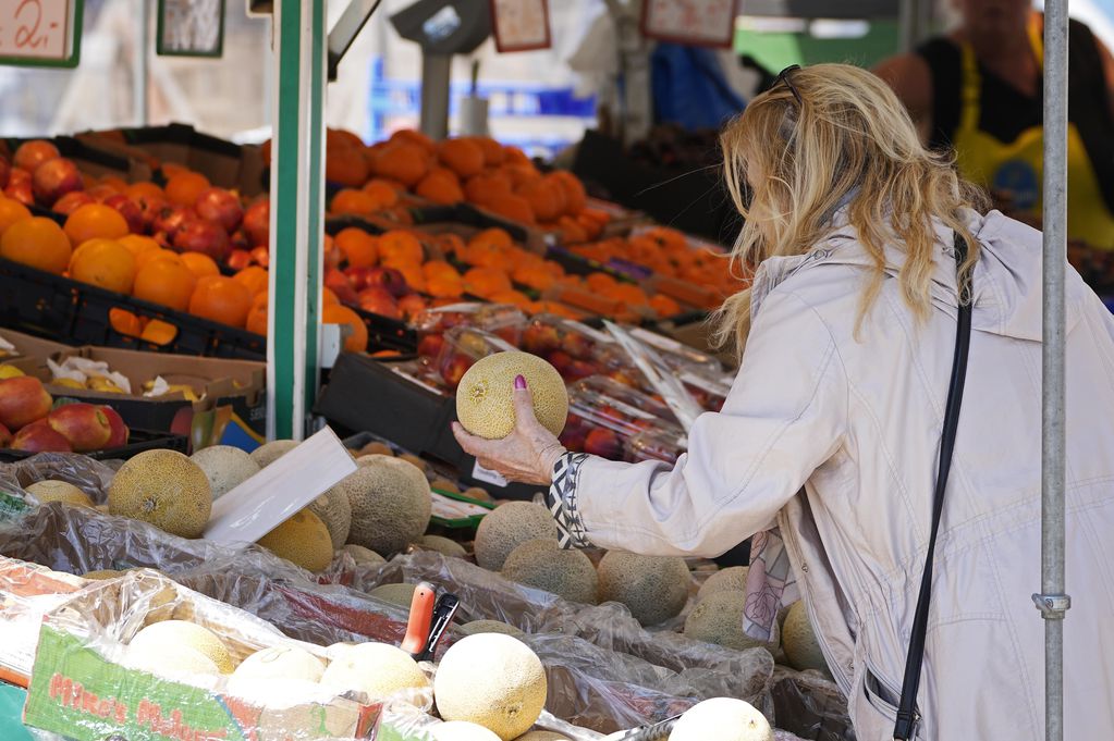 El precio del melón podría rondar los $700 el kilo. (AP Foto/Martin Meissner)