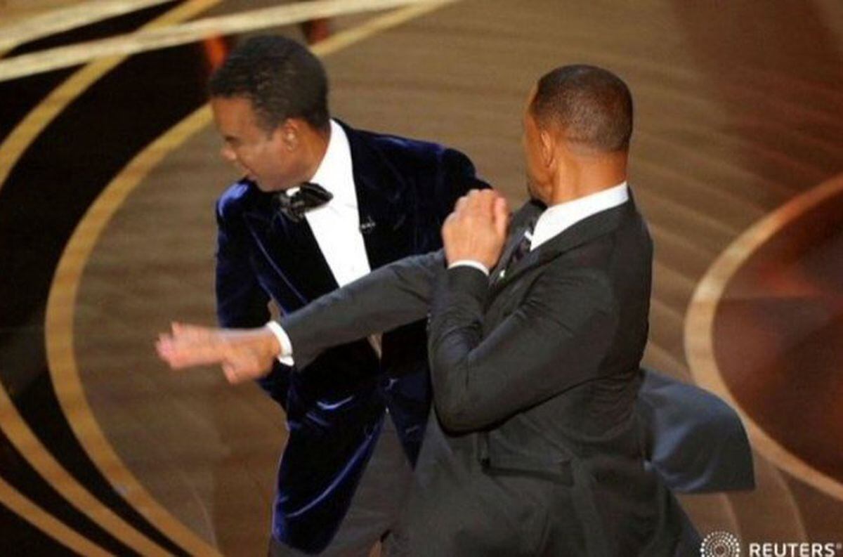 El momento exacto de la bofetada de Will Smith a Chris Rock en el escenario.