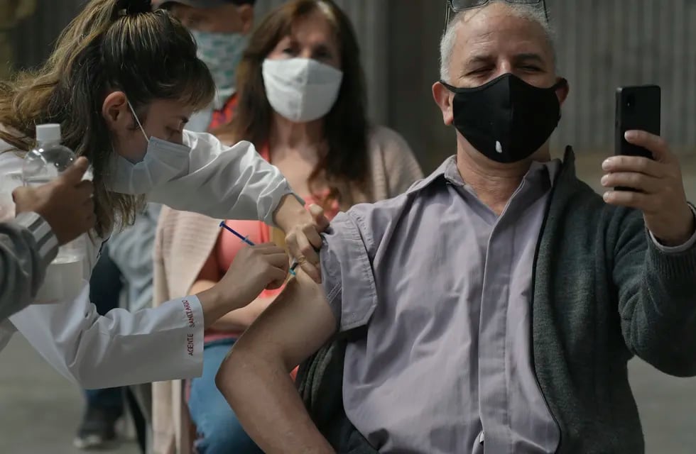 Vacunación contra el Covid-19 en Mendoza (Orlando Pelichotti / Los Andes)