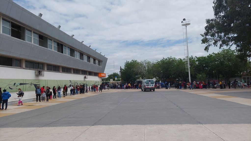 Los centros de vacunación vuelvan a verse muy concurridos y con largas filas, como ocurría al inicio de la campaña. Foto: Los Andes
