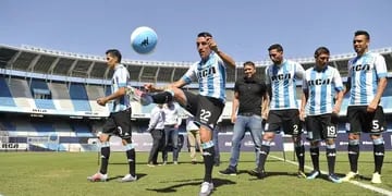 Ante una multitud que llenó la platea del estadio, el club de Avellaneda dio a conocer las nuevas caras del plantel. 