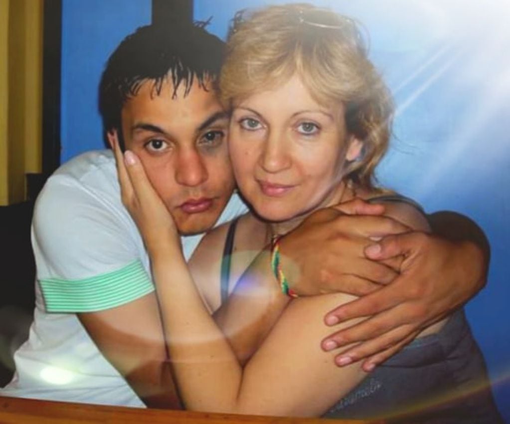 Myriam Lucero y su hijo Saulo Rojas, quien murió en una comunidad terapéutica.