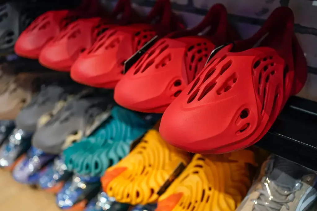 Las zapatillas Yeezy eran de las más vendidas de la marca - Clarín