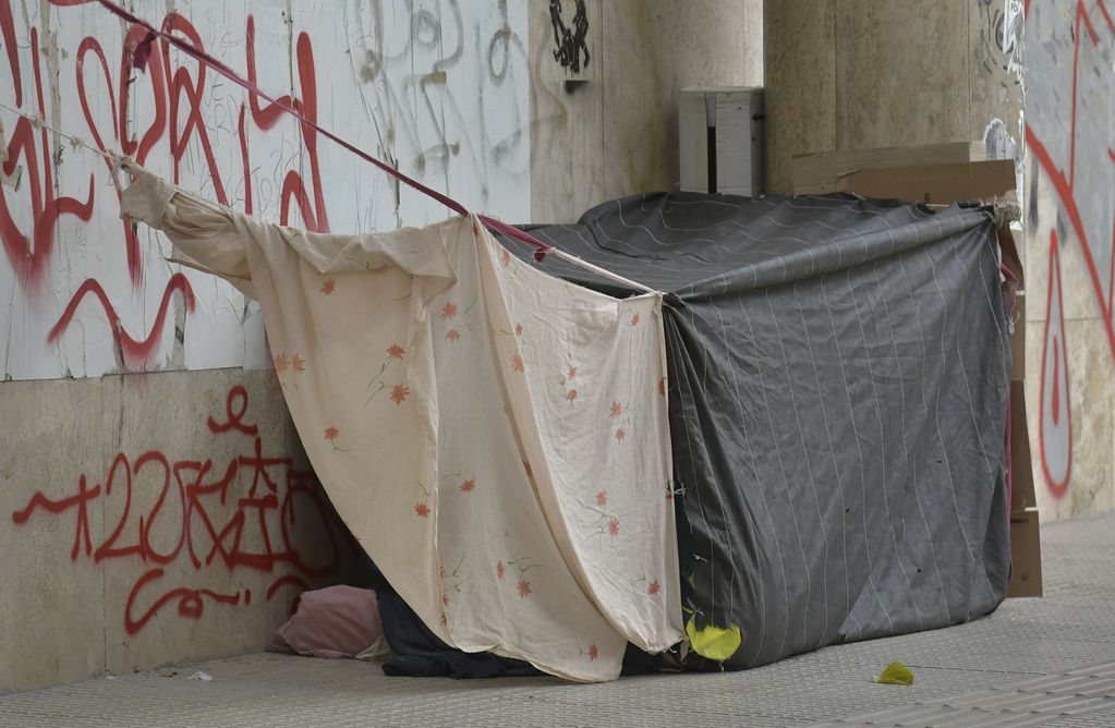 En calle Colón y San Martín, duermen a diario más de 7 personas. Foto: Orlando Pelichotti