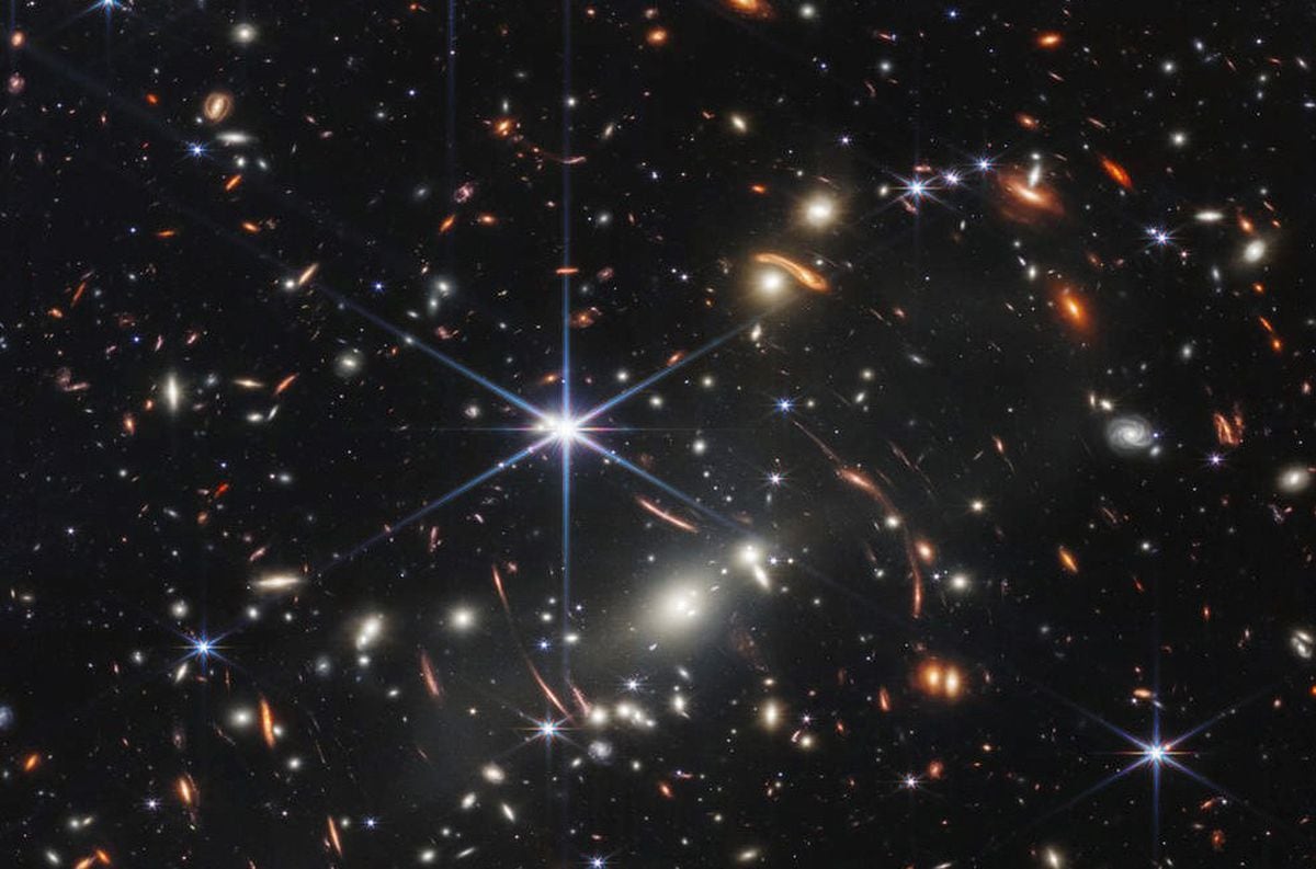 Esta imagen proporcionada por la NASA el lunes 11 de julio de 2022 muestra el cúmulo de galaxias SMACS 0723, captado por el telescopio espacial James Webb.