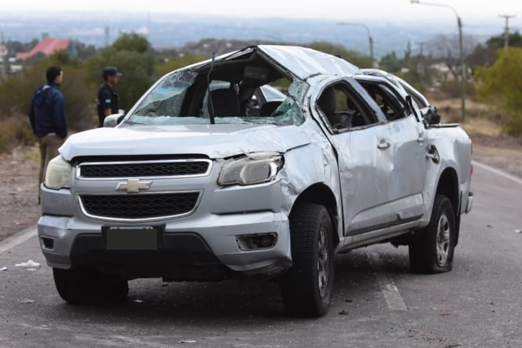 Una camioneta volcó y hay varios heridos. Foto Mariana Villa/Los Andes.