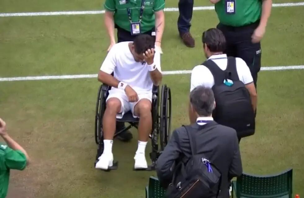 Un tenista argentino se retiró de Wimbledon en silla de ruedas