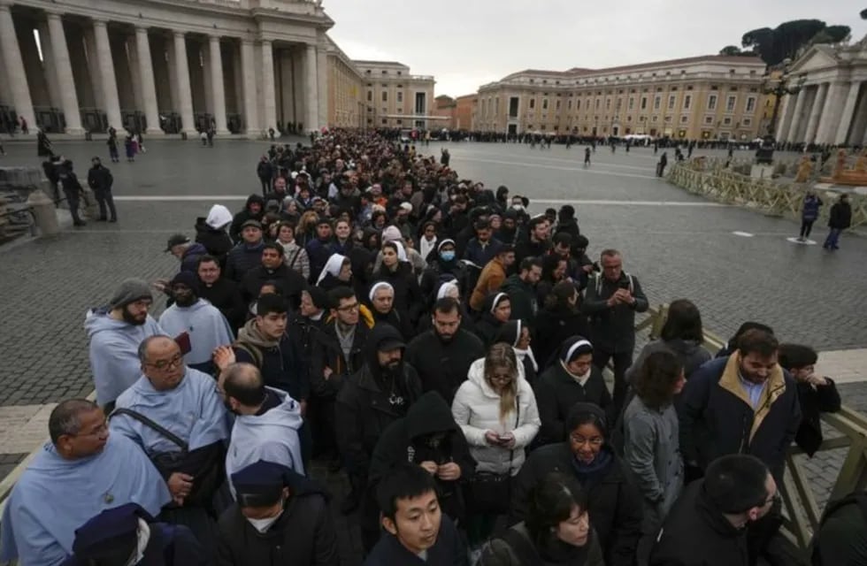 Miles de personas hicieron una larga fila para poder rendir homenaje a Benedicto XVI - Gentileza El País
