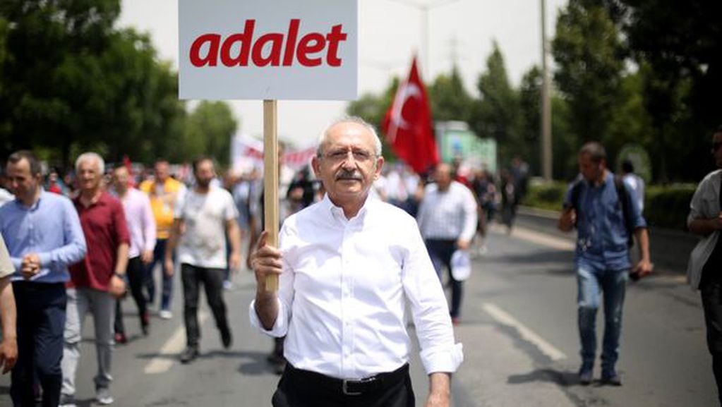Kemal Kiliçdaroglu en 2017, durante la caminata de 450km que hizo desde Ankara hasta Estambul en contra de las políticas autoritarias del gobierno de Erdogán.
