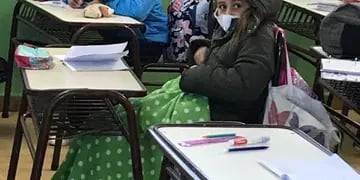 Niños con mantas en las aulas