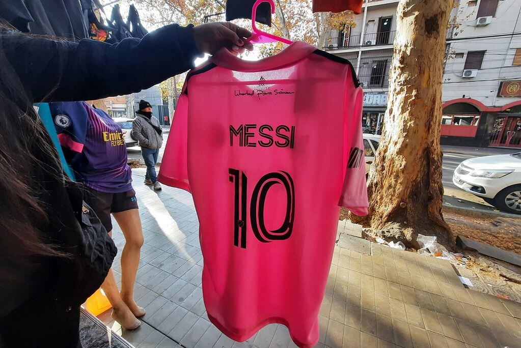La camiseta -réplica- que usará Messi en el Inter Miami ya se consigue en Mendoza