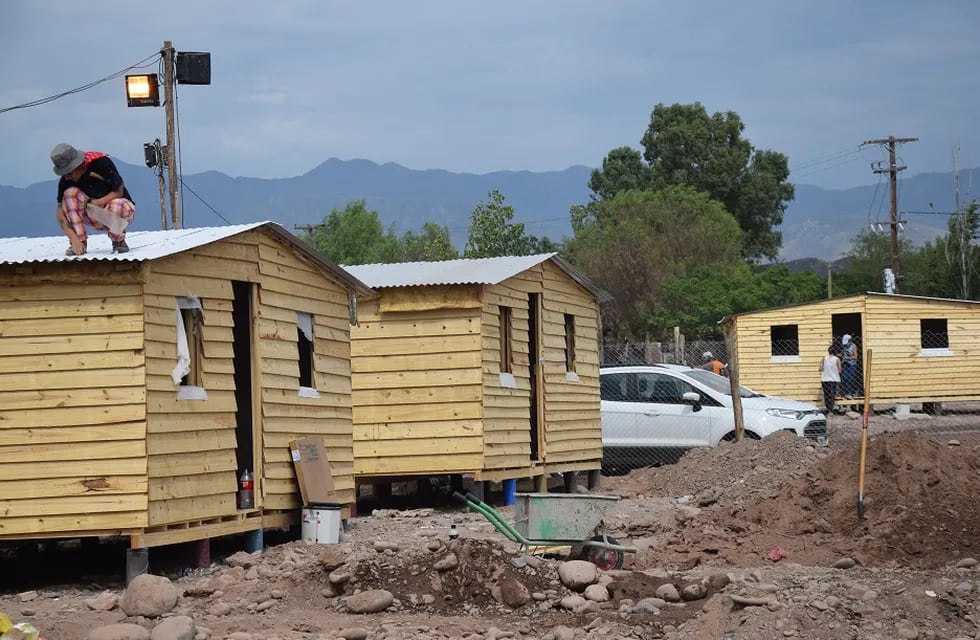 Vecinos de Godoy Cruz construyeron sus propias viviendas de emergencia a donde serán relocalizados. Foto: Municipalidad de Godoy Cruz.