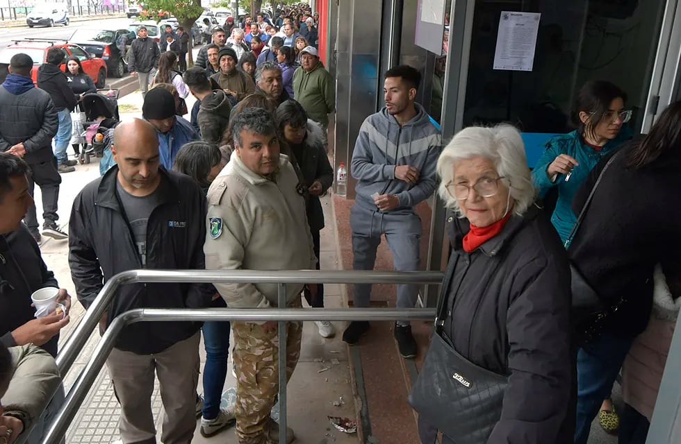 Qué jubilados no cobrarán completo el bono de $70.000 en marzo- Foto: Orlando Pelichotti / Los Andes