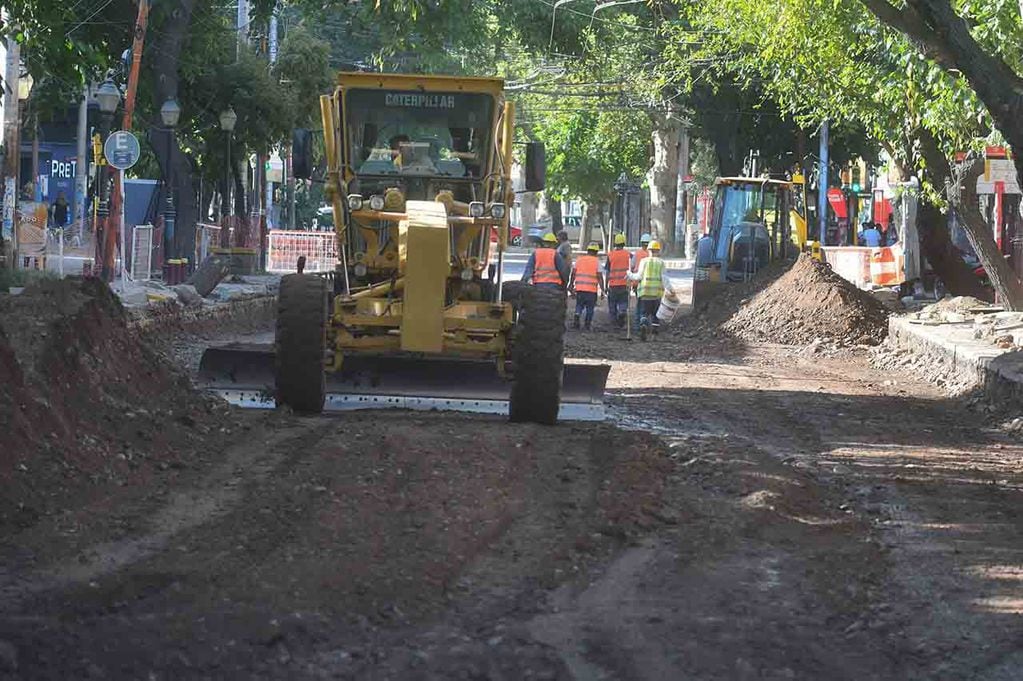 Máquinas trabajan sobre calle San Juan, entre Zapata y Rondeau.

Foto: José Gutierrez / Los Andes 