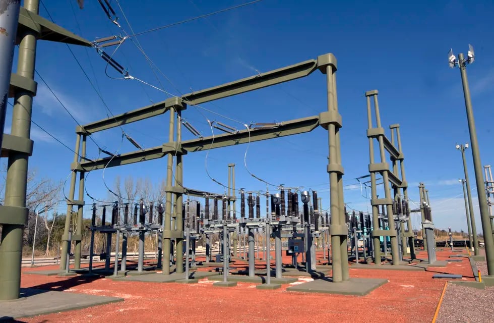 Edeste es la planta que transforma la electricidad de alto voltaje y la distribuye a los domicilios de los departamentos del Este de Mendoza. Foto: Orlando Pelichotti / Los Andes