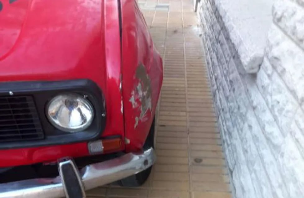 Así quedó el Renault 4L 78, luego de que Pilar lo chocara con el frente de su casa.