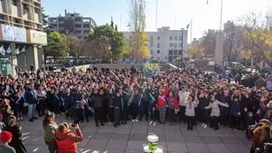 Lealtad a la bandera: Ulpiano Suarez encabezó el acto con colegios de la Ciudad