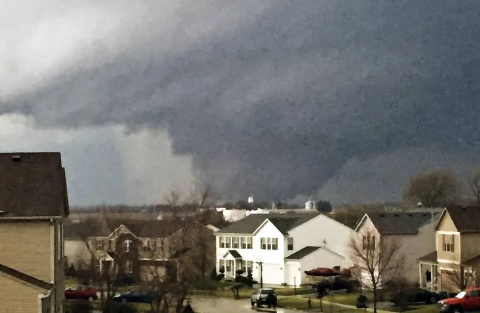 Video: poderoso tornado en Illinois deja dos muertos