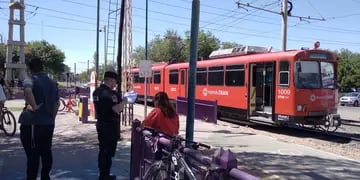 Una formación del metrotranvía atropelló a un ciclista